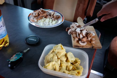 Abendmenü: Limettenbandnudeln und gebratene Champignons mit den restlichen Tortelloni von gestern, dazu rotes Pesto (Checkliste ergänzen: Holzlöffel für die Pfanne).