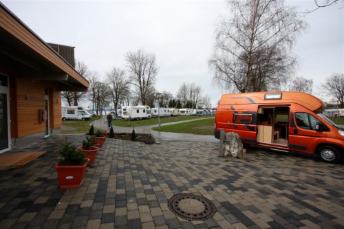 Blick auf Platz, Sanitäreinrichtungen und Frisch-/Abwasserstation