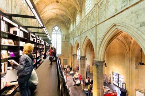 Bücherkirche in Maastricht. Zerstörungsfreie Stahlträgerkonstruktion.