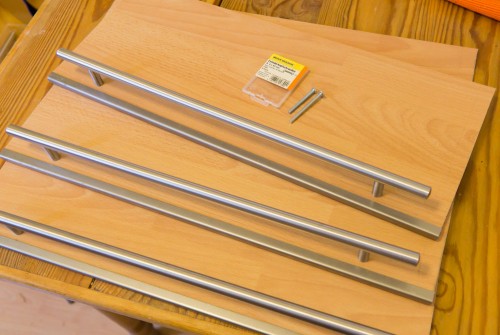 Die Reling ist ein IKEA-Lansa-Griff in 445 mm. Der Schrank ist 49 cm breit. Die kanten vorne bekommen ein schickes Stahlprofil