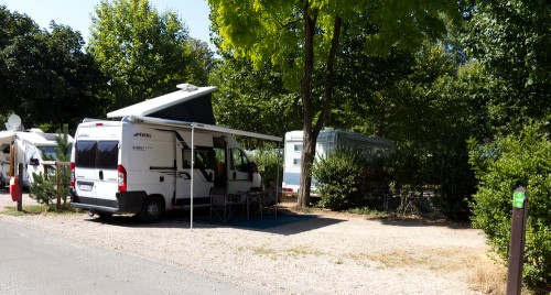 Camping de Paris, Bois de Boulogne: teuer, aber gute Lage. Womos en masse. Unser Stellplatz hätte Platz für zwei Womos gehabt.