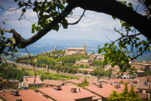 Montalcino. Der Reisemobil-Park- und Stellplatz liegt ganz oben auf dem Berg, etwas mühsam, aber liebevoll und man wird mit schönen Blicken auf die Stadt belohnt.