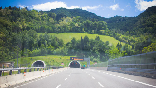 Nach stundenlang nur „Gegend“ hinter Mailand endlich ein paar Hügel und viele Tunnel.