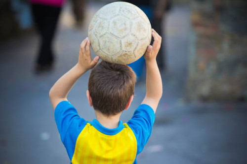 Eins haben wir gelernt; es gibt keine Gelegenheit und keinen Ort, wo kleine italienische Jungs nicht Fußball spielen. 