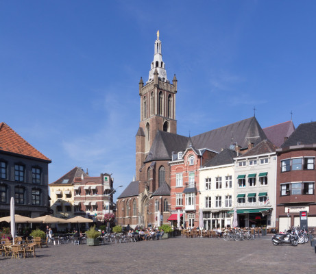 Marktplatz in Roermond, Sonntagmorgen.