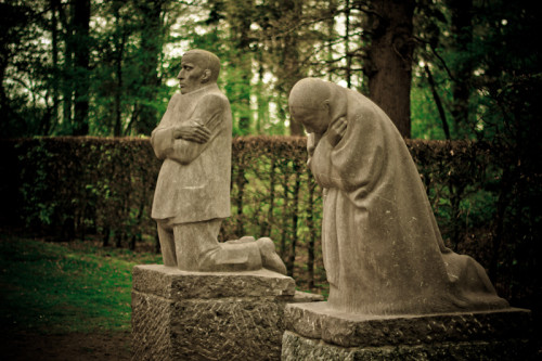  In ‘t Praetbos buiten Vladslo, op dat massagraf van soldaten, staan nu Käthe Kollwitz’s beelden, van God en mens verlaten en ik ken geen heviger wereld, geen menselijker bede, dan die twee donkere stenen, die zo diepe schreien om vrede. 