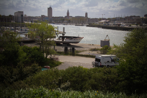 In der Hafengegend überrascht uns ein Schild „Womo-Stellplatz“. Nicht die vertrauenerweckendste Gegend, aber im Sommer schön kurz zum Strand.