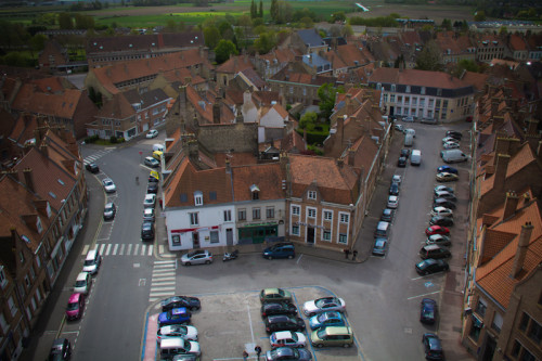 Blick aufs Rathaus von Bergues und …