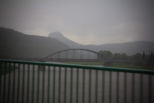 Geheimnisvoller Tafelberg mit Elbe im Regen