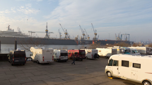 Womo-Stellplatz Hamburg an den Landungsbrücken, mit Blick auf Hafendocks 