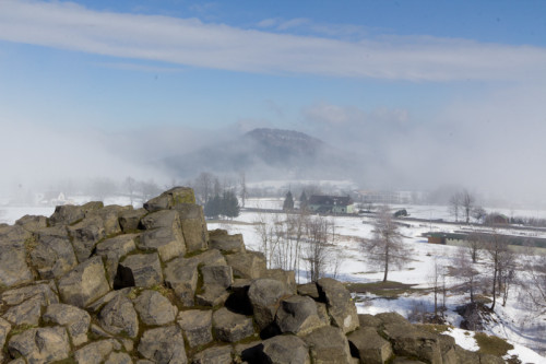 Zuschauen, wie der Steinschönauer Hausberg (Senovsky Vrch) aus dem Nebel auftaucht.