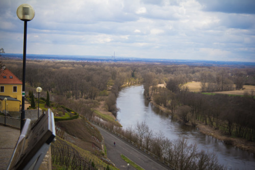 Man sieht sie kaum, die Elbe, so schmal ist sie hier, wo sie in die Moldau mündet.