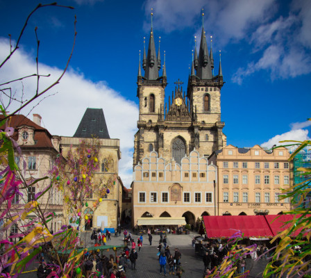 Ein „Ostermarkt“ verschönert den Altstädter Markt.