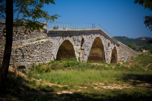 Pont Julien – die Brücke war bis 2005 noch für den Verkehr in Betrieb!