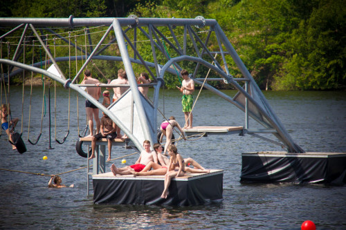 Kletterpark auf dem Wasser