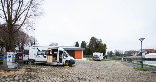 Gemütlicher Stellplatz am Fluß, aber nur vier Plätze. 