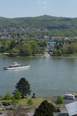 Blick vom Arpmuseum auf Rheinfähre und Siebengebirge