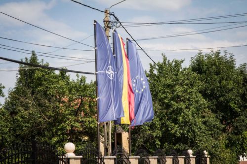 Vor dem dörflichen Kultursaal: hier steht man offenbar zur NATO-Mitgliedschaft. 