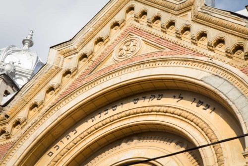 Synagoge – nur in Ausschnitten und im Abendlich so schön, ansonsten rundum verlassen und zugebrettert.