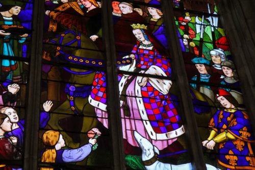 Anne de Bretagne im Kirchenfenster der Kirche Saint-Malo DInan