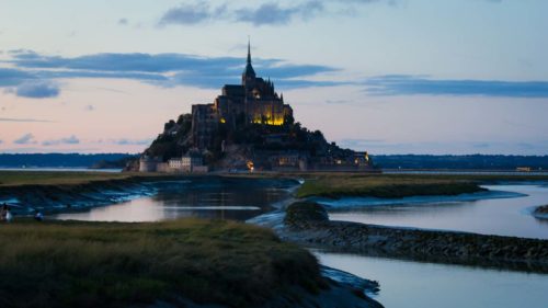 Beleuchteter Mont Saint Michel von der Aussichtsplattform aus