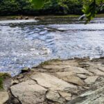 Fluss mit Steinzugang