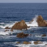 Gischt um Felsen im Meer