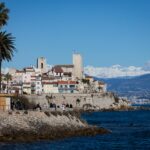 Blick auf Antibes mit Bergen im Hintergrund