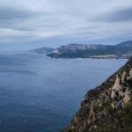 Blick über Bucht, Berge und Meer