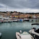 Hafenbecken mit vielen Booten und farbigen Häusern am Ufer