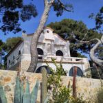 Villa am Hügel, blauer hImmel, perfektes Süfrankreich-Bild