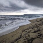 Strand unter Unwetterhimmel