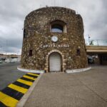 kleiner Turm der Capitainerie mit Luxusuhr über der Tür