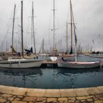 Hafenbecken mit Booten