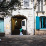 kleiner Platz in de rstadt, eine Frau geht an einem Toreingang vorbei