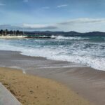 Strand mit sehr vielen Wellen